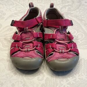 Toddler girls size 7 Keen sandals